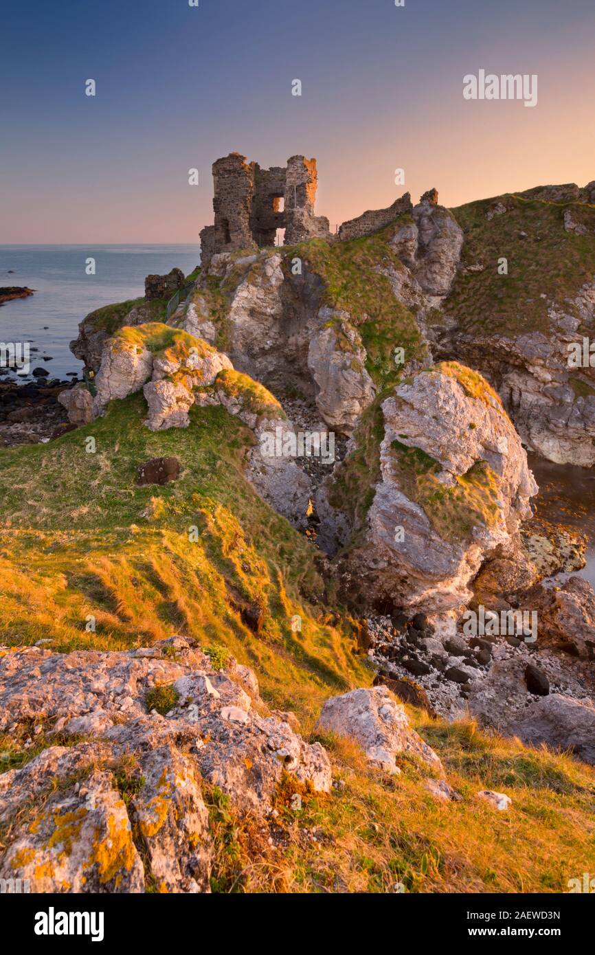 Lever du soleil à Kinbane Head avec les ruines de Kinbane Castle sur la côte de Causeway en Irlande du Nord. Banque D'Images