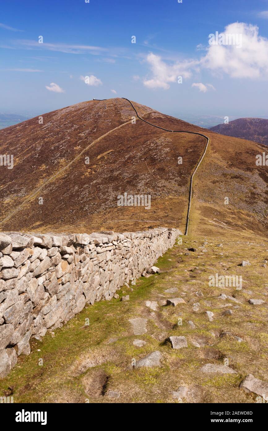 Le mur de Mourne et le sommet de Slieve Meelmore dans les montagnes de Mourne en Irlande du Nord. Banque D'Images