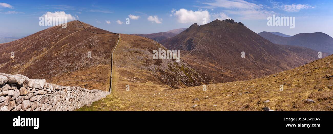 Le mur de Mourne et les sommets de Slieve Bearnagh Slieve Meelmore et dans les montagnes de Mourne en Irlande du Nord. Banque D'Images