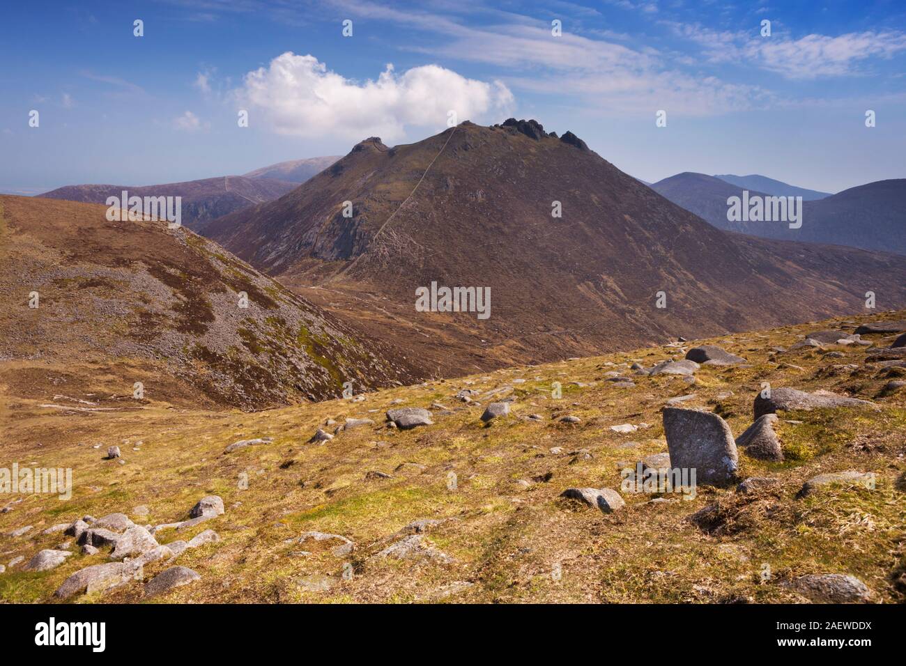 Le sommet de Slieve Bearnagh dans les montagnes de Mourne dans l'Irlande du Nord lors d'une journée ensoleillée. Banque D'Images