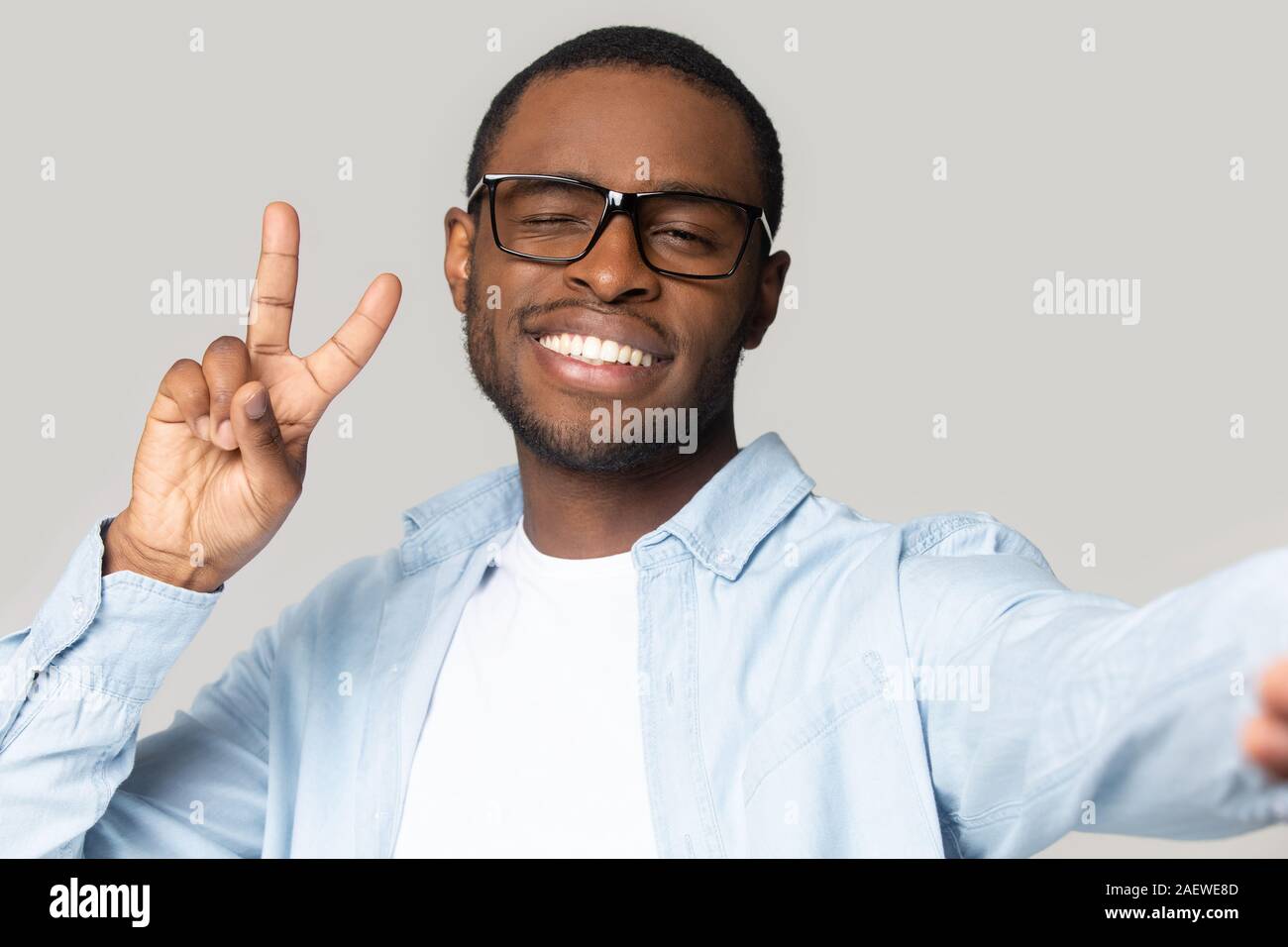Smiling african american jeune homme souriant, avec un clin d',. selfies Banque D'Images