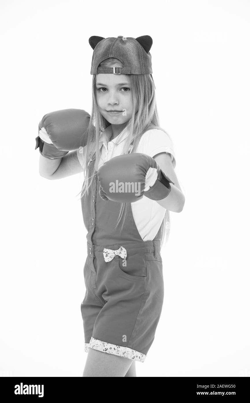 Gants de boxe enfant isolé sur blanc. Petite fille avant l'entraînement ou d'entraînement. Athlète Kid mode dans le pac. La mode, le style et tendance. L'activité sportive et de l'énergie. Banque D'Images