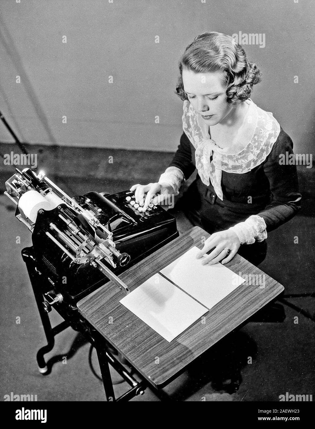Domaine Public droit de la Bibliothèque du Congrès, la jeune femme fille en utilisant l'ajout de machine 1930, USA photo de Nesmith Banque D'Images