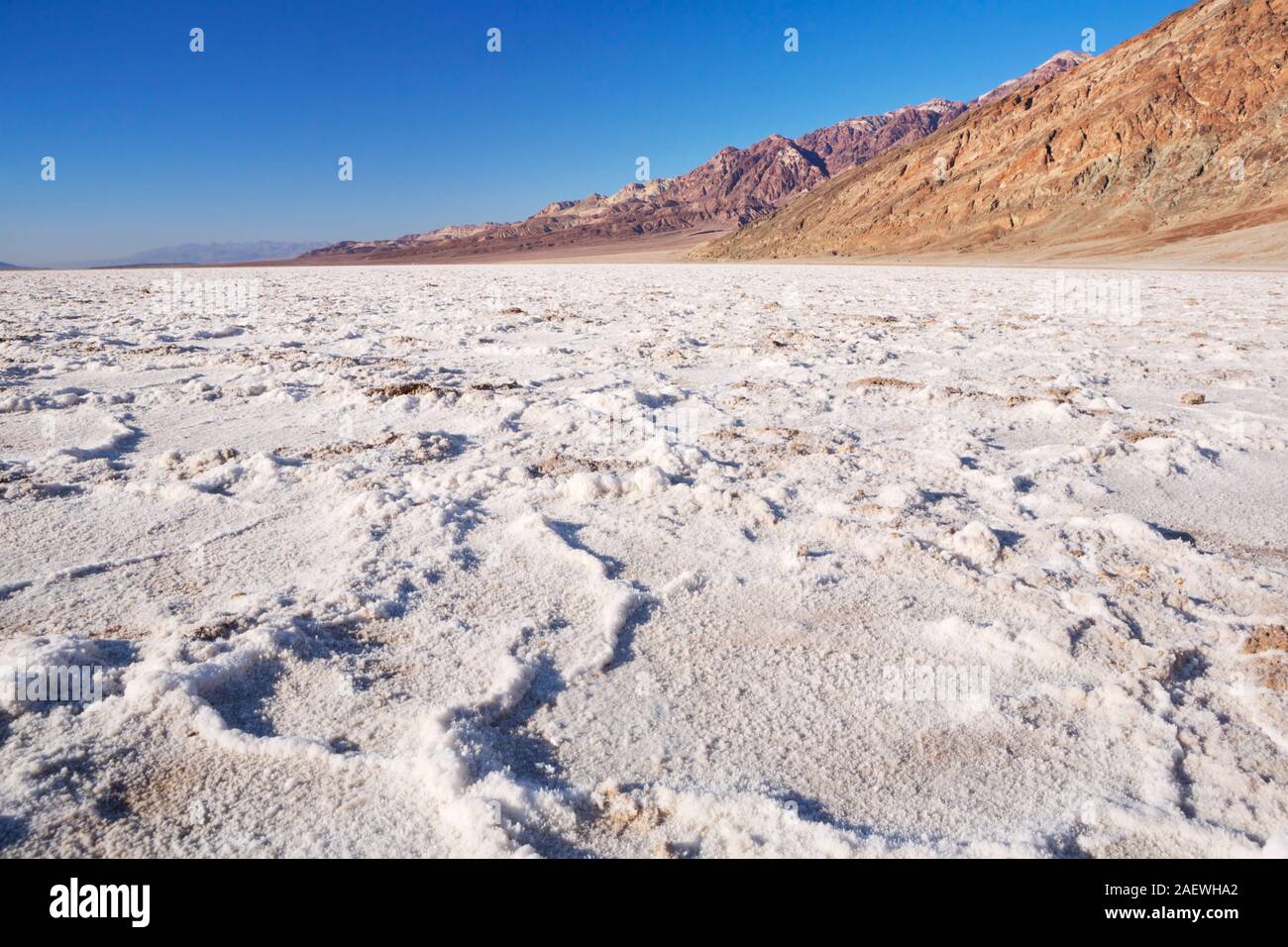 Le sel du bassin de Badwater dans Death Valley National Park, California, USA par temps clair. Banque D'Images