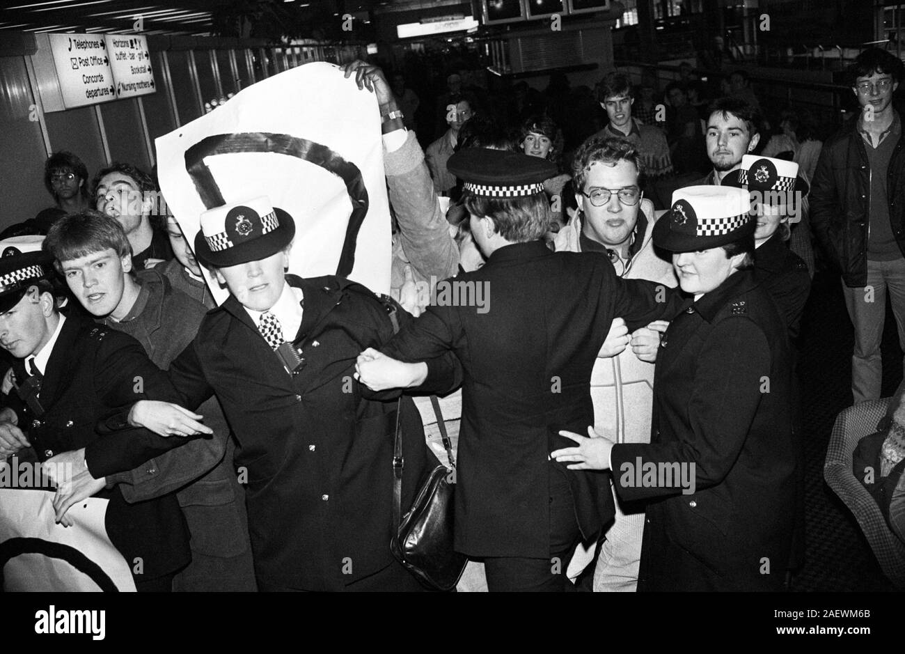 Hold Back Police manifestants anti-apartheid à l'aéroport de Heathrow, Londres, lorsque l'Angleterre Rugby Union touristes gauche pour leurs sept-match tour de l'Afrique du Sud. Banque D'Images