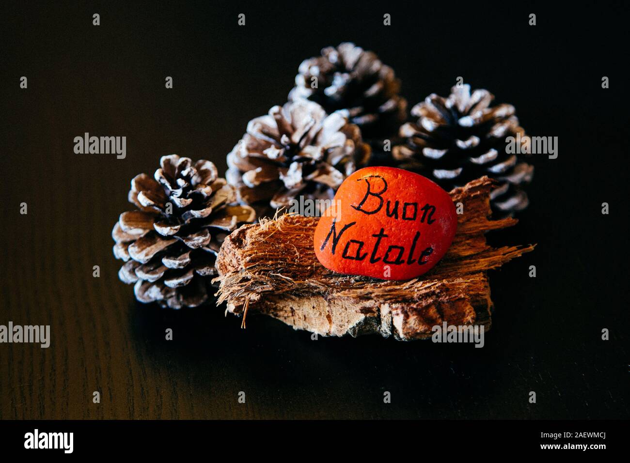 Noël arrière-plan naturel Italien Buon Natale, décoration de Noël, des pommes de pin sur bois rustique Banque D'Images