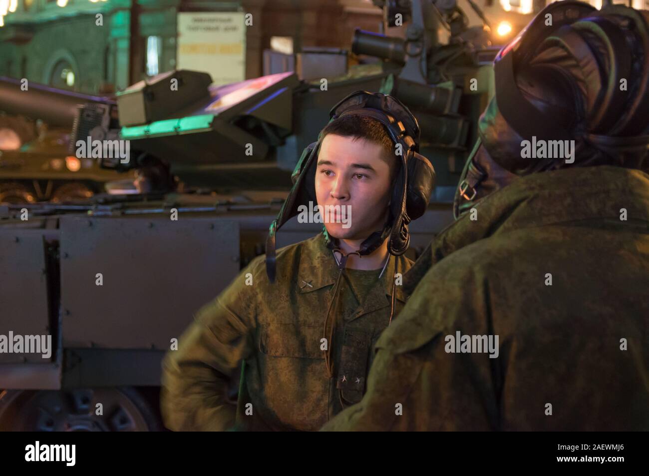 Équipage de char, des soldats de l'armée russe, les chars de combat T-90 dans les rues de nuit, Moscou, Russie Banque D'Images