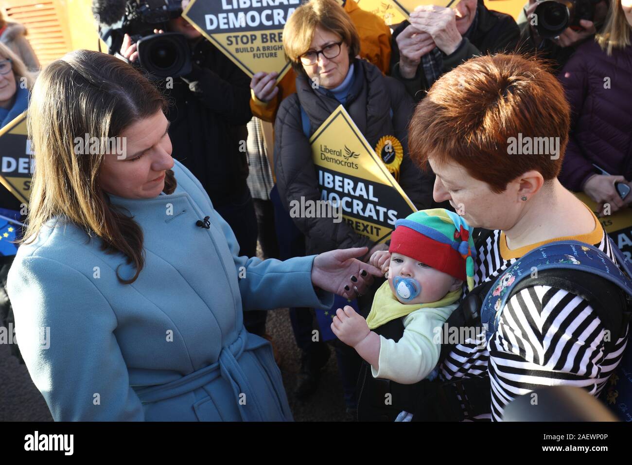 Le leader libéral démocrate Jo Swinson répond aux neuf mois Elizabeth Brown lors d'un rassemblement à Esher Rugby Club à Hersham, Surrey, avant l'élection générale du jeudi. Banque D'Images