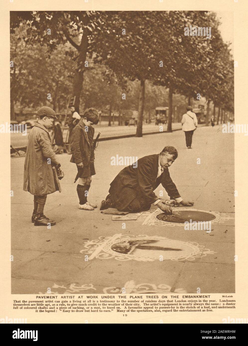 Artiste au travail de la chaussée sous les platanes sur le quai en 1926 old print Banque D'Images