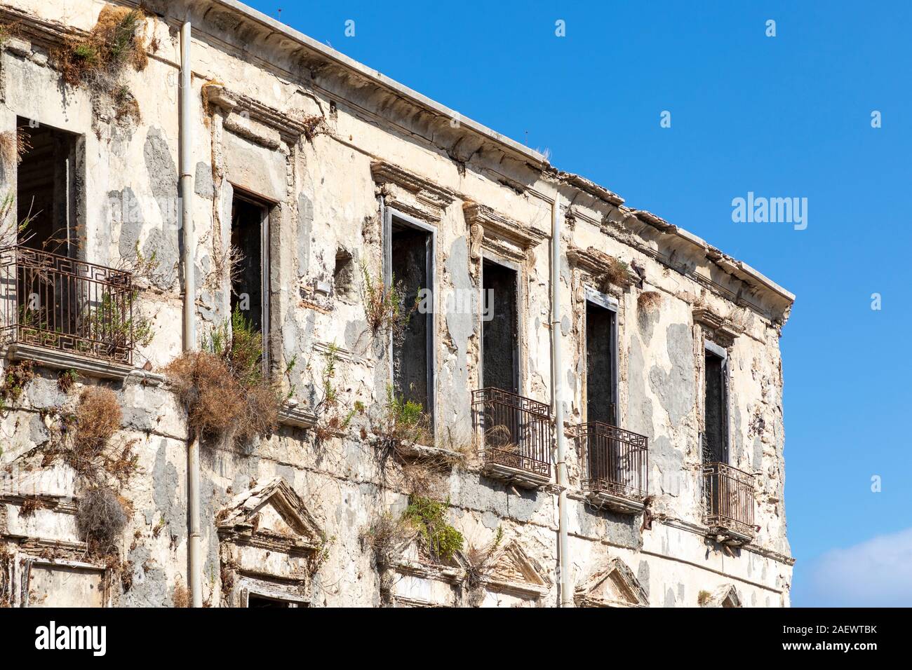 Façade de bâtiment abandonné en ruine et envahi par la Banque D'Images