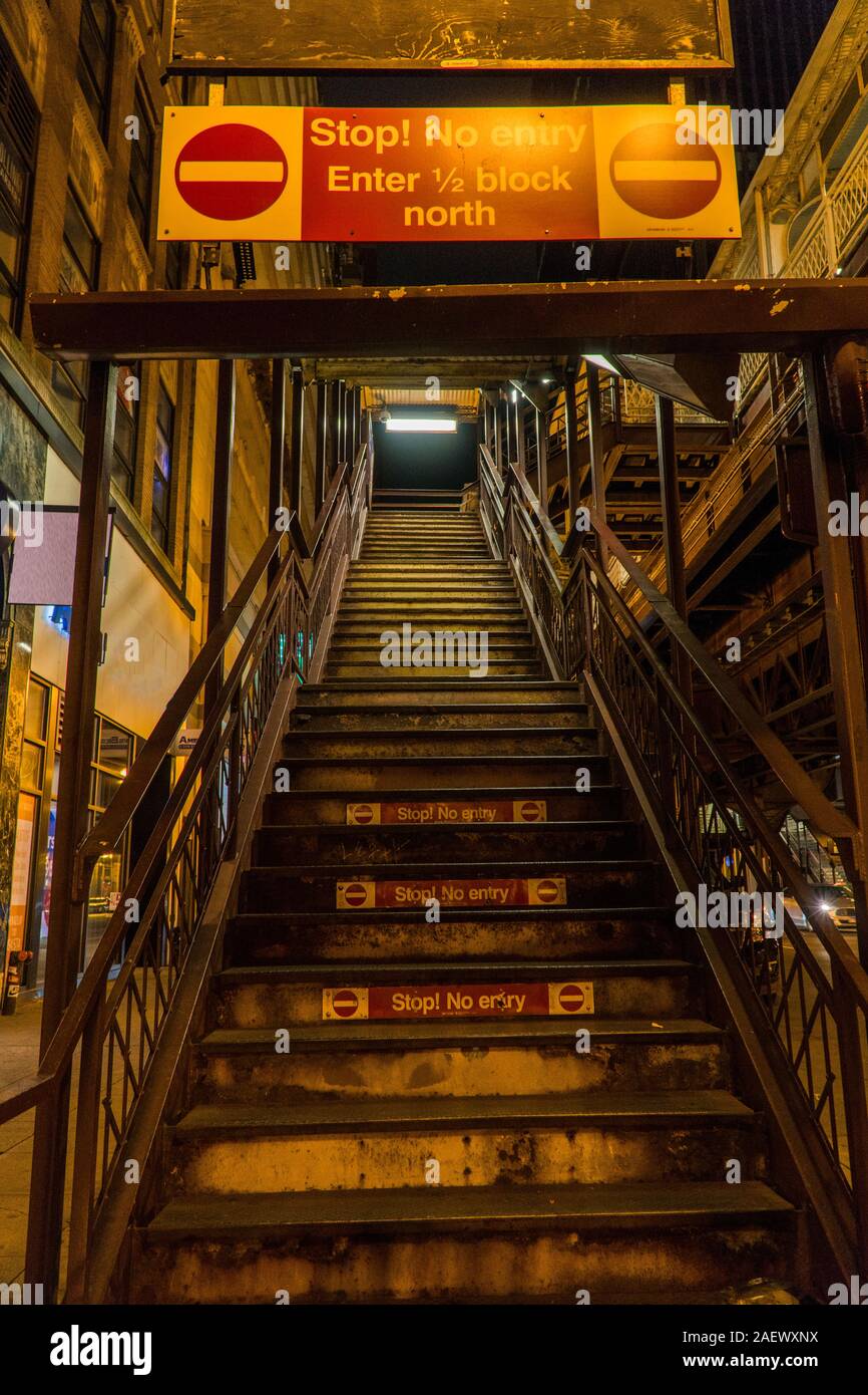 Vue de nuit jusqu'à l'extérieur sombre escalier menant à une gare. N'entrez pas de signe au-dessus abandonné et mystérieux endroit effrayant Banque D'Images