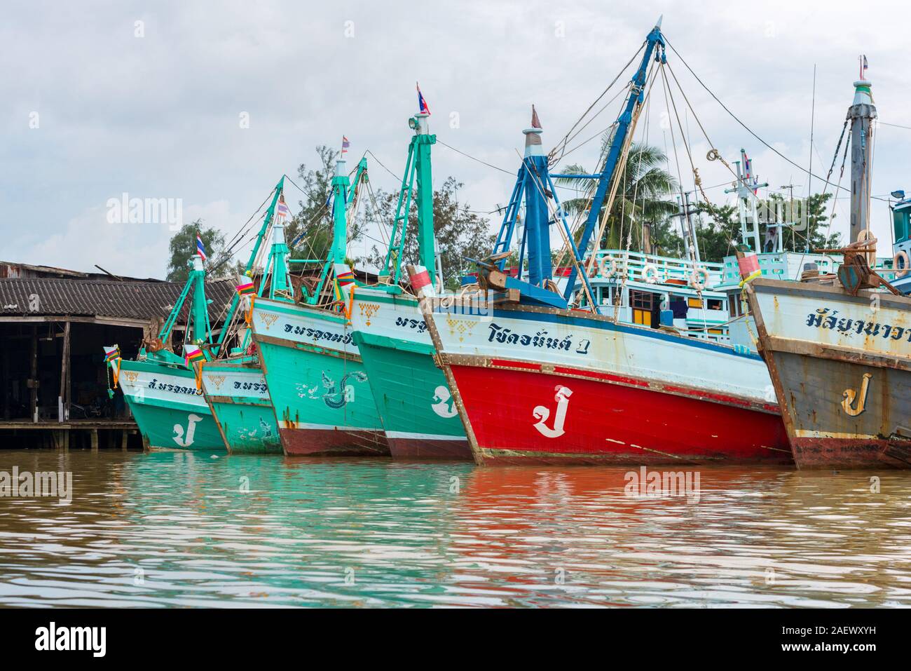 Une vue typique de la Thaïlande la vie de la rivière. Vieux bateaux de pêche Banque D'Images