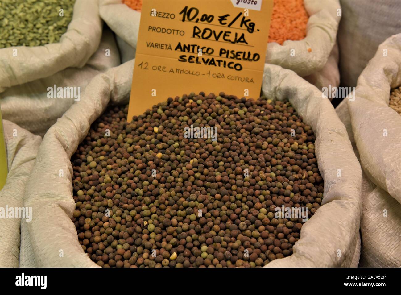 Beaucoup DE POIS SAUVAGES SÉCHÉS DANS UN MARCHÉ BIOLOGIQUE Banque D'Images