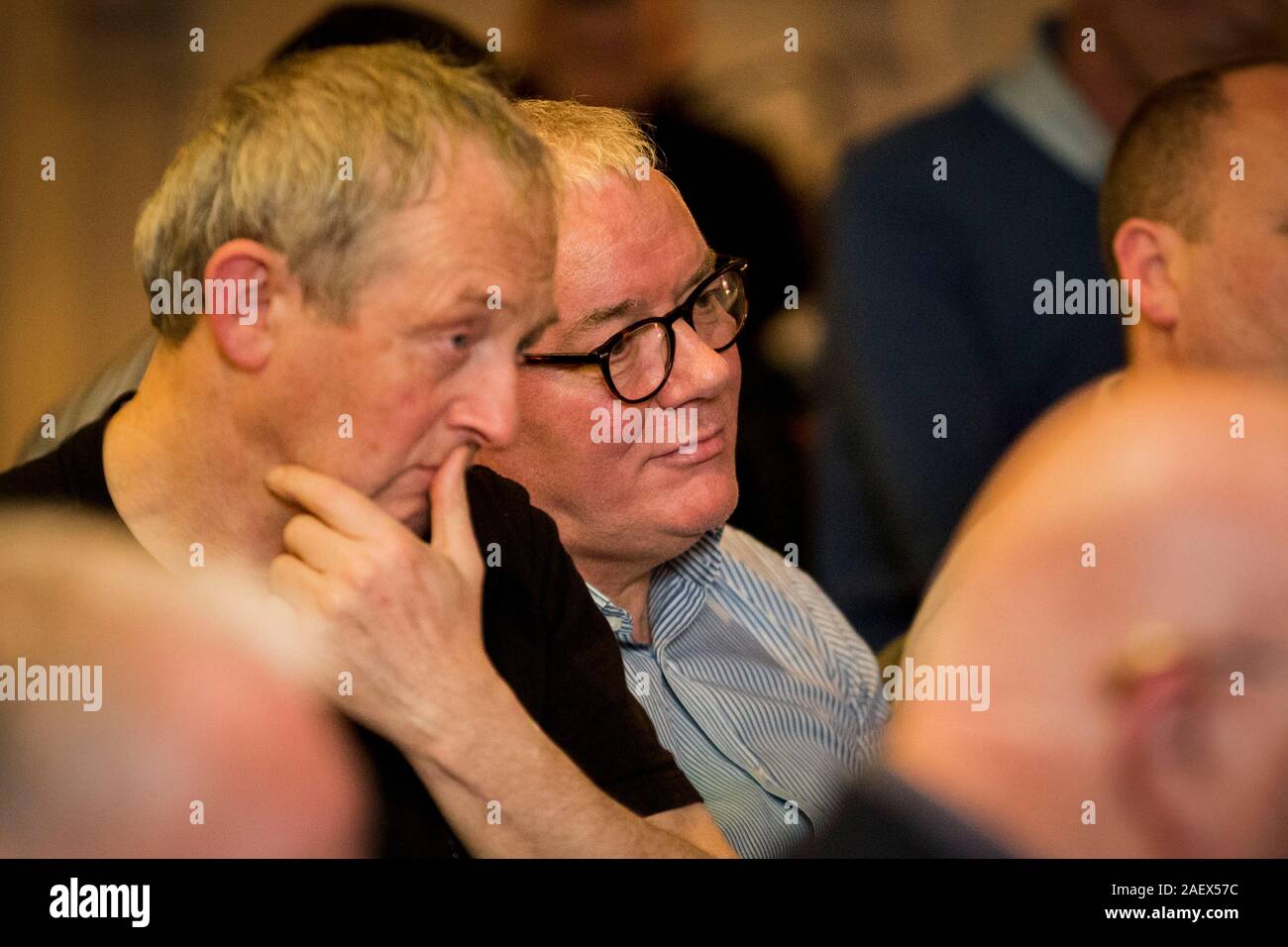 Harry Stockman (centre) l'écoute d'une réponse d'un participant après avoir posé une question à partir de la parole au cours du séminaire, portes ouvertes avec les Socialistes et Républicains Loyalist ex-prisonnier politique des groupes, organisé par l'Irlande de la coopération à l'Elk complexe dans Toomebridge, comté d'Antrim. Banque D'Images