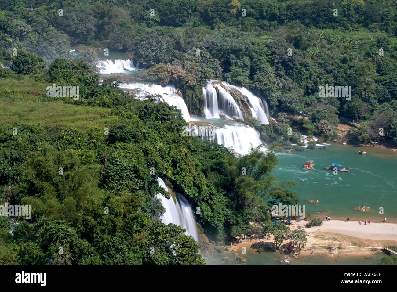 Chute d'eau de Ban Gioc, Province de Cao Bang, Vietnam - le 28 septembre 2019 : la chute d'eau de Ban Gioc sur une belle journée ensoleillée. C'est la plus grande et plus beauti Banque D'Images