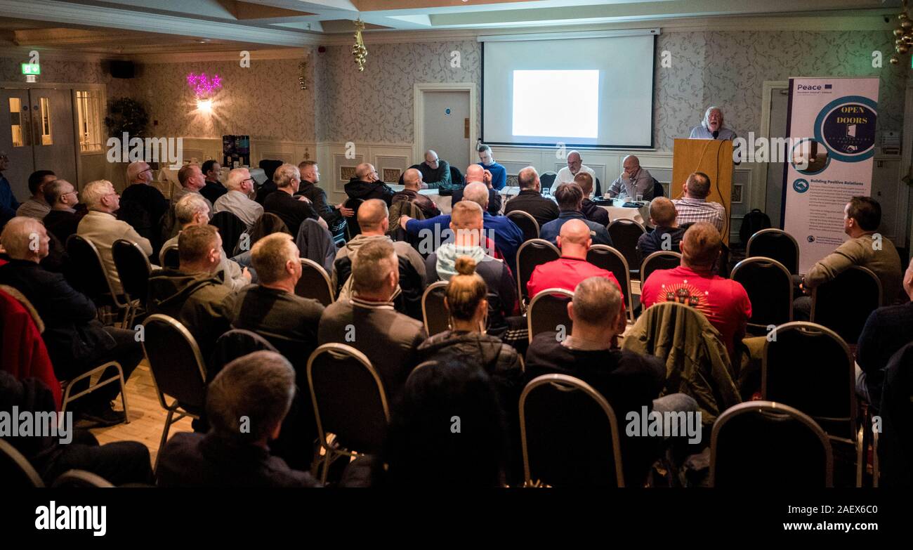 Martin Snodden ouverture du séminaire Portes ouvertes avec les Socialistes et Républicains Loyalist ex-prisonniers politiques groupes hébergés par l'Irlande à la coopération dans la région de Toomebridge complexe Elk, l'Irlande du Nord, pour discuter de classe ouvrière espoirs et craintes pour l'avenir en fonction de l'unité irlandaise et Brexit. Banque D'Images