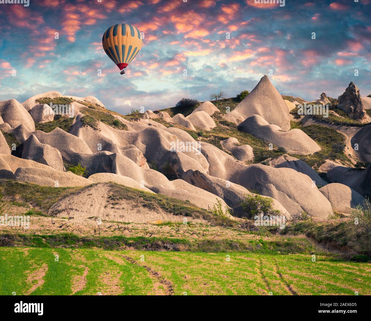 Monde irréel de la Cappadoce. Le lever du soleil dans la vallée rose rouge en avril. Situé à village de Cavusin, district de Avanos dans la province de Nevsehir Cappadoce dans le re Banque D'Images