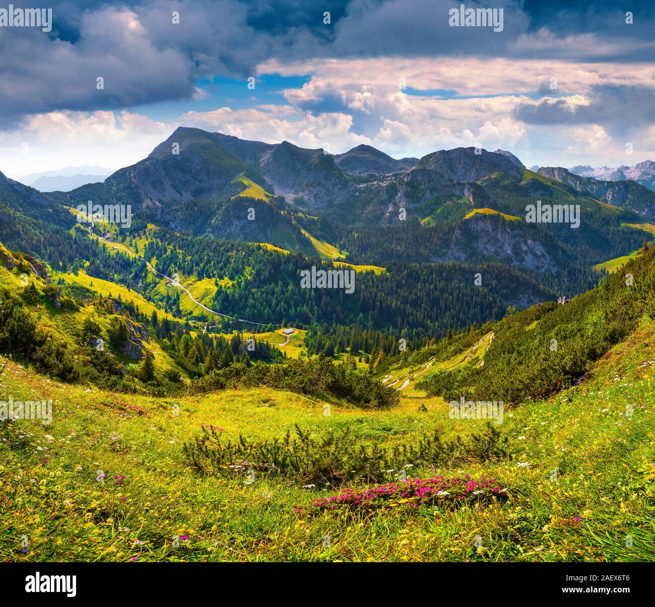 Vue du haut des remontées mécaniques au-dessus du lac Konigsee sur Schneibstein la crête de la montagne. Frontière de l'Allemagne et l'Alpes autrichiennes. Banque D'Images