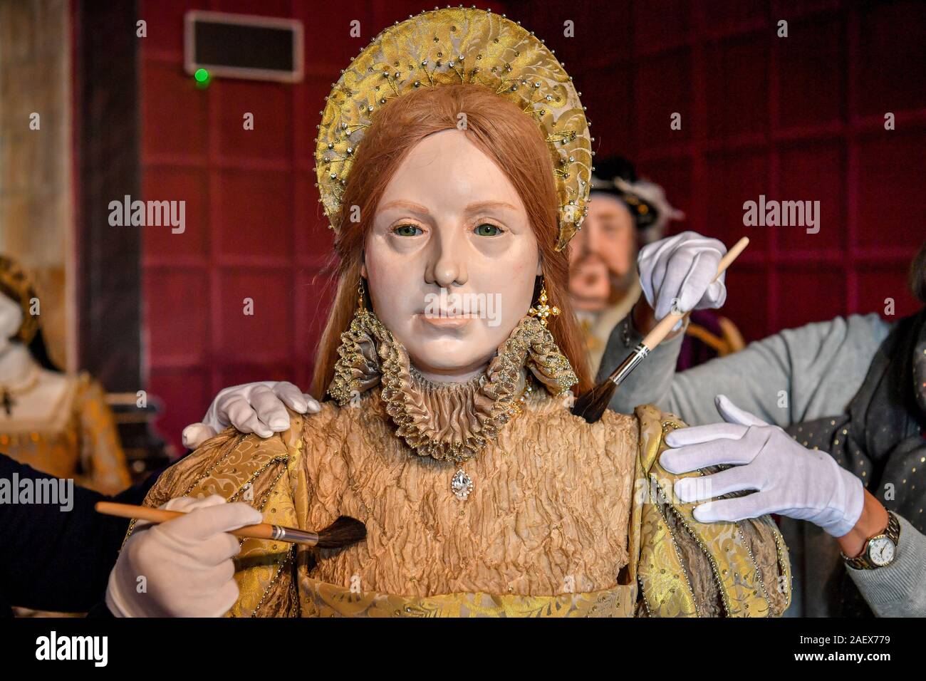 Un mannequin grandeur nature de Catherine Parr, la reine d'Angleterre et l'Irlande entre 1543 et 1547, est nettoyé et brossé délicatement dans le cadre du nettoyage et entretien des expositions au Château de Sudeley à Winchcombe, Gloucestershire. Catherine Parr, le dernier survivant et épouse du Roi Henry VIII, a vécu, est mort et est enterré dans l'enceinte du château. Banque D'Images