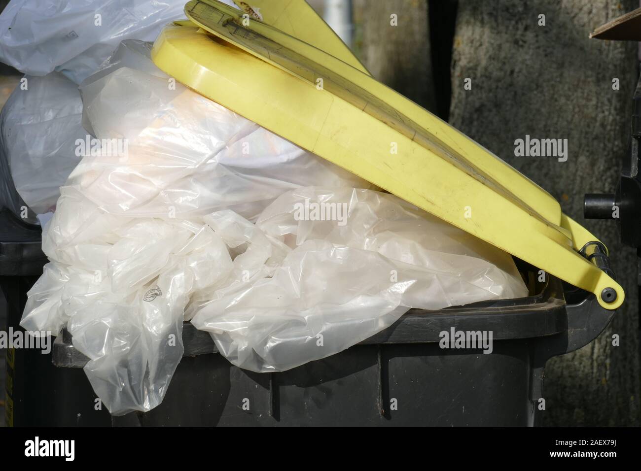 Ton jaune pour les déchets plastiques, sac jaune, l'Allemagne, de l'Europe Banque D'Images