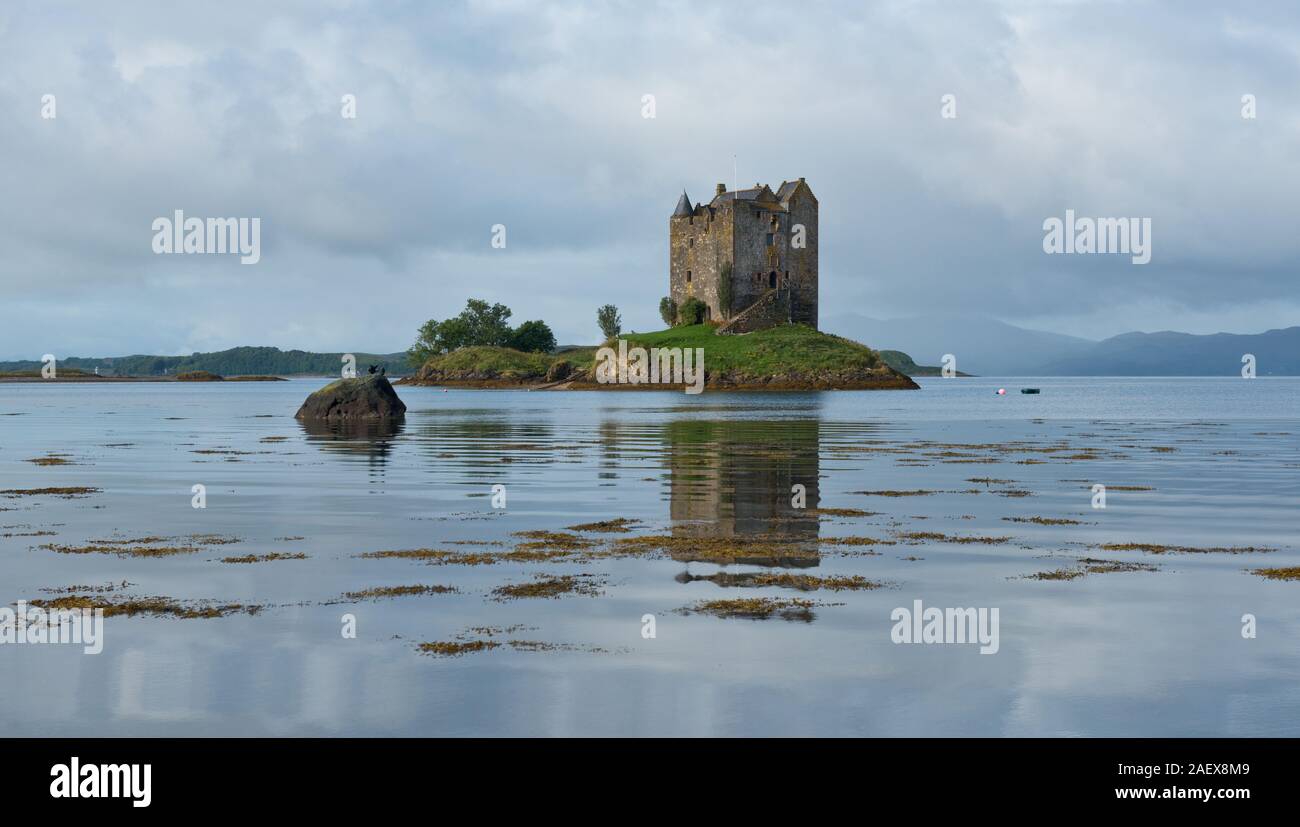 Château de Stalker sur une petite île de marée dans le Loch Laich. Un bras de Loch Linnhe. West Highlands, Ecosse Banque D'Images