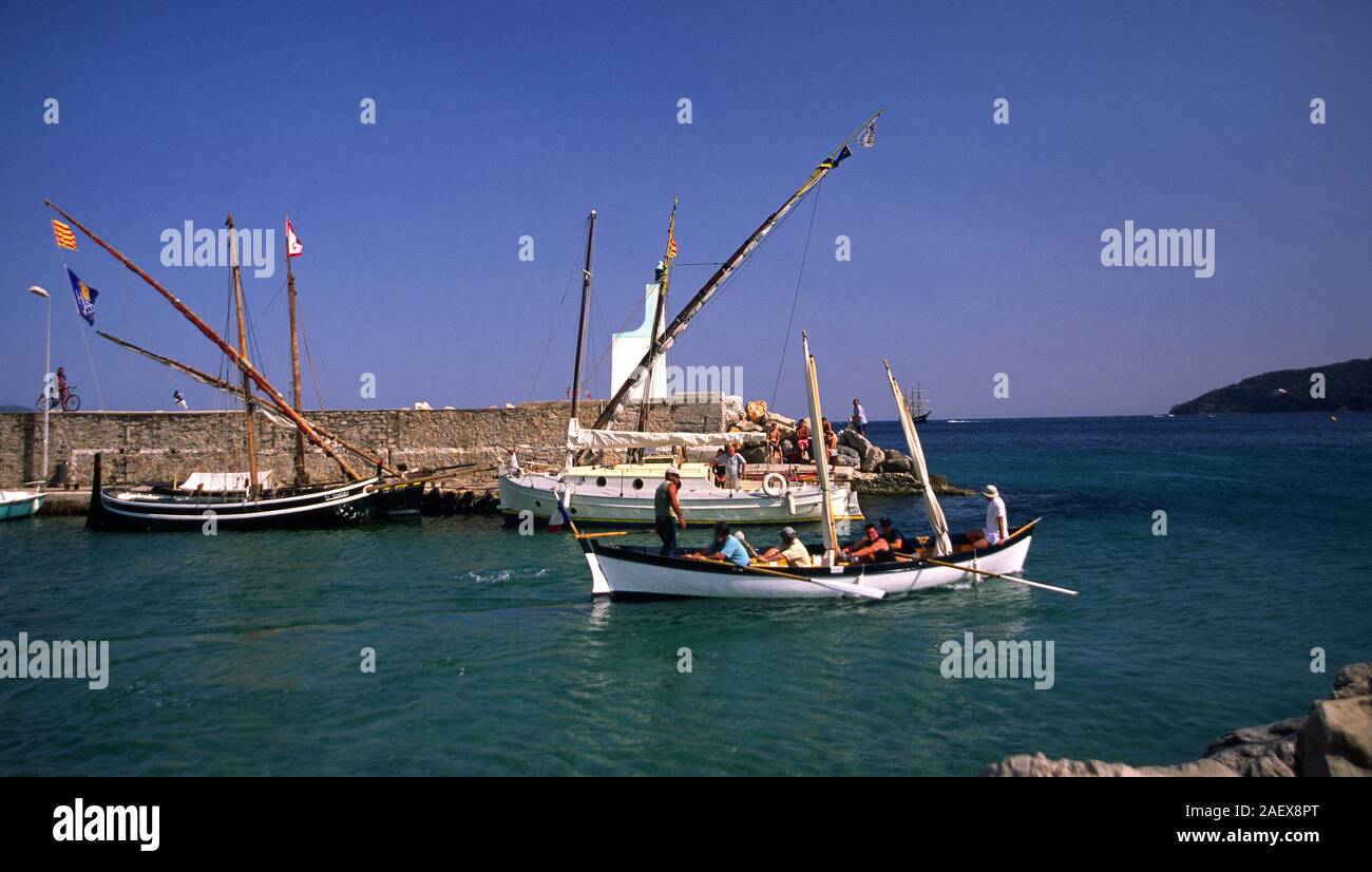 La voile latine festival de bateaux traditionnels en bois à Port St Louis du MourillonToulon var France Banque D'Images