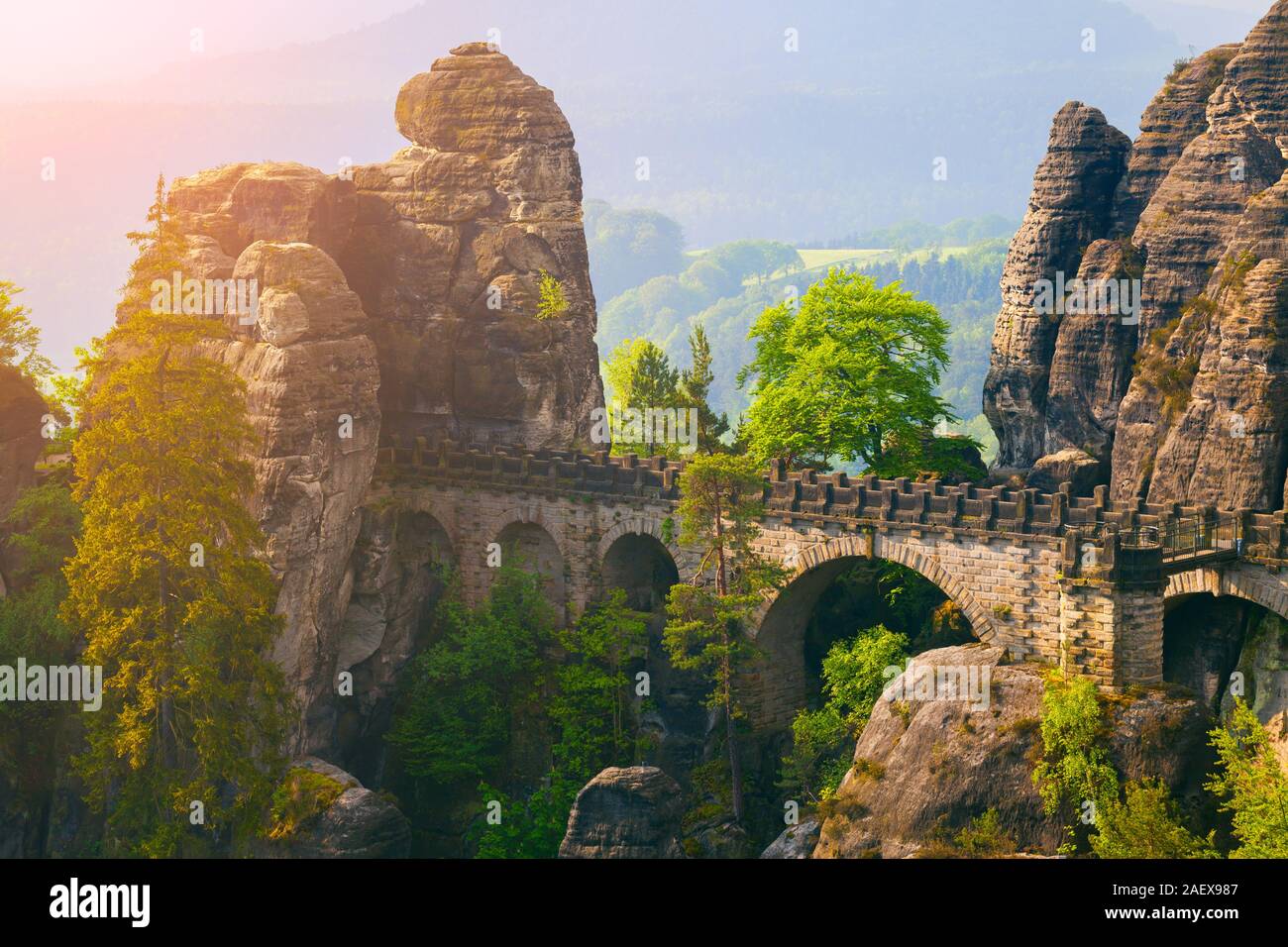 Matin brumeux sur la falaise de grès dans le Parc National de la Suisse saxonne avec Bastei pont. Printemps coloré lever du soleil en Allemagne, la Saxe, l'Europe. S artistiques Banque D'Images