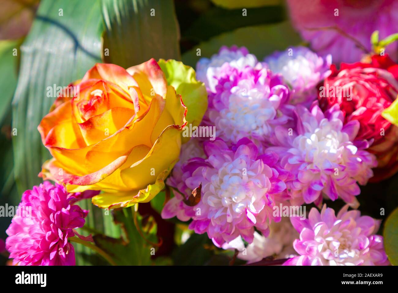 Ellow roses dans un bouquet de fleurs de printemps Banque D'Images