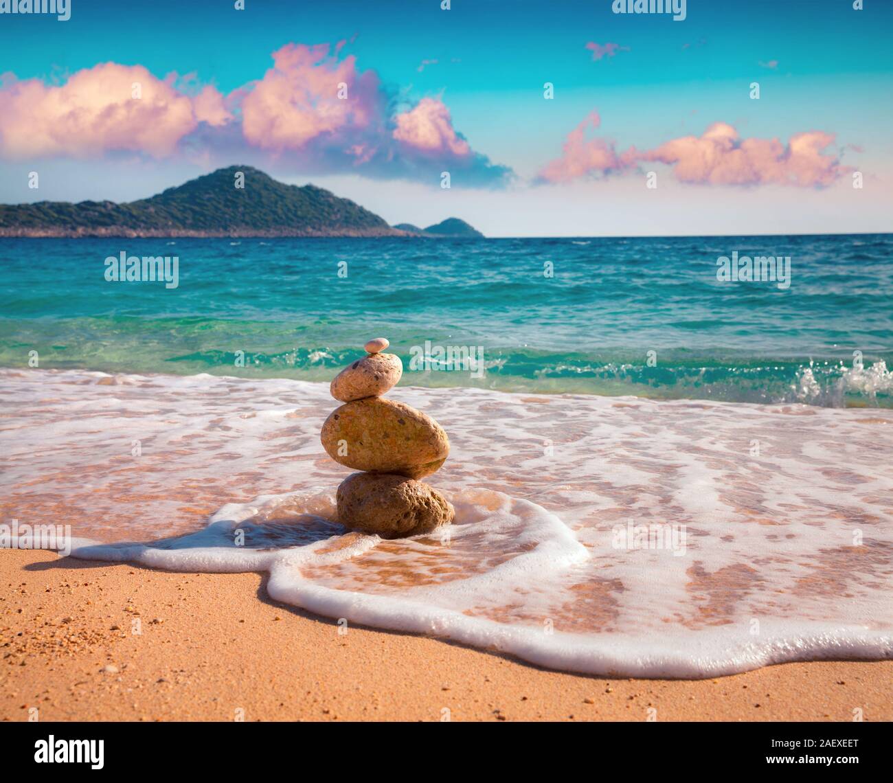 Matin de printemps ensoleillé sur l'azur de la Méditerranée. Belle scène en plein air en Turquie. Style artistique poste a traité la photo. Banque D'Images