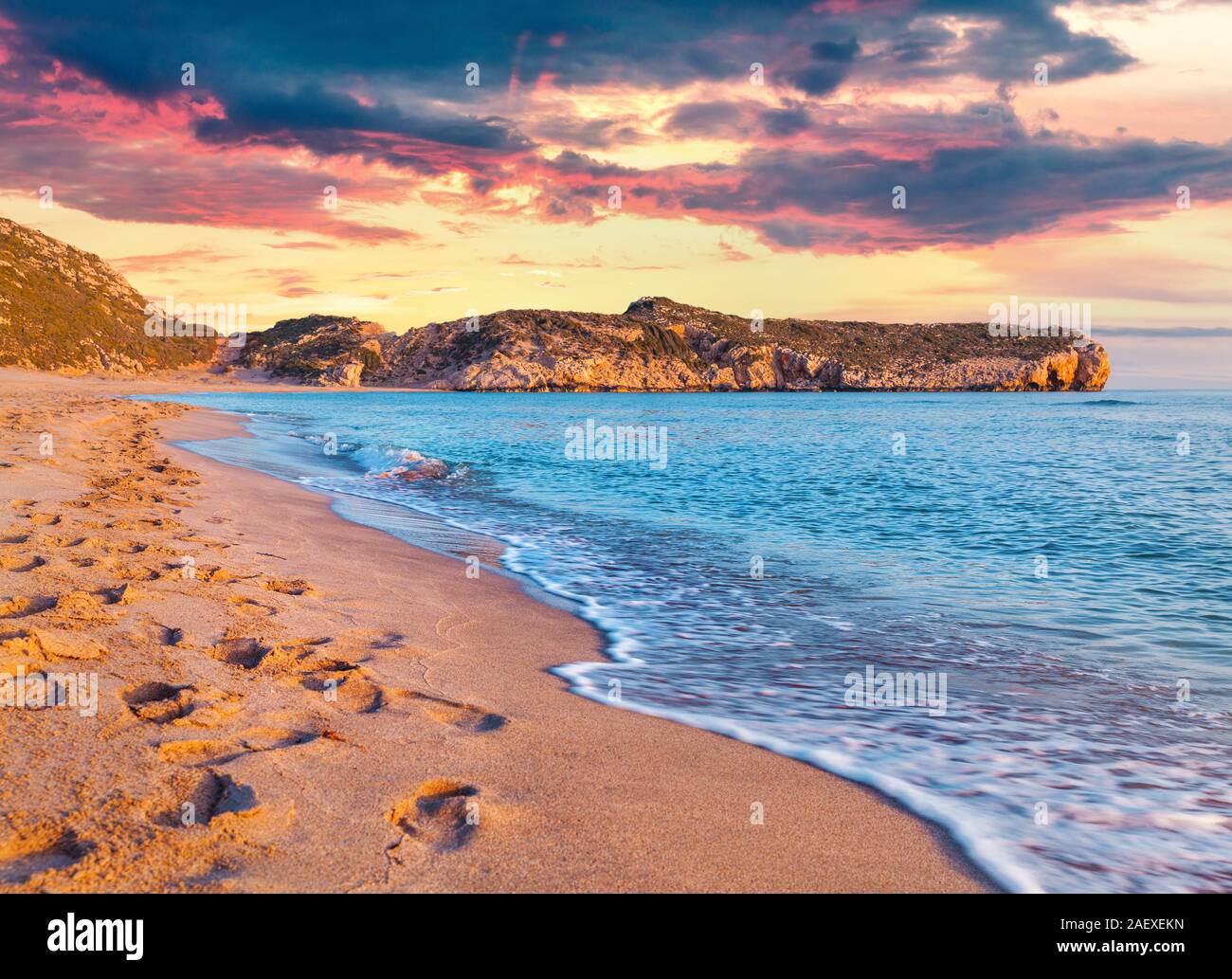 Des traces de pas dans le sable sur la célèbre plage de Turquie Patara. De soleil colorés dans le quartier de Kas, Turquie, Antalya Province, de l'Asie. Style artistique poster Banque D'Images