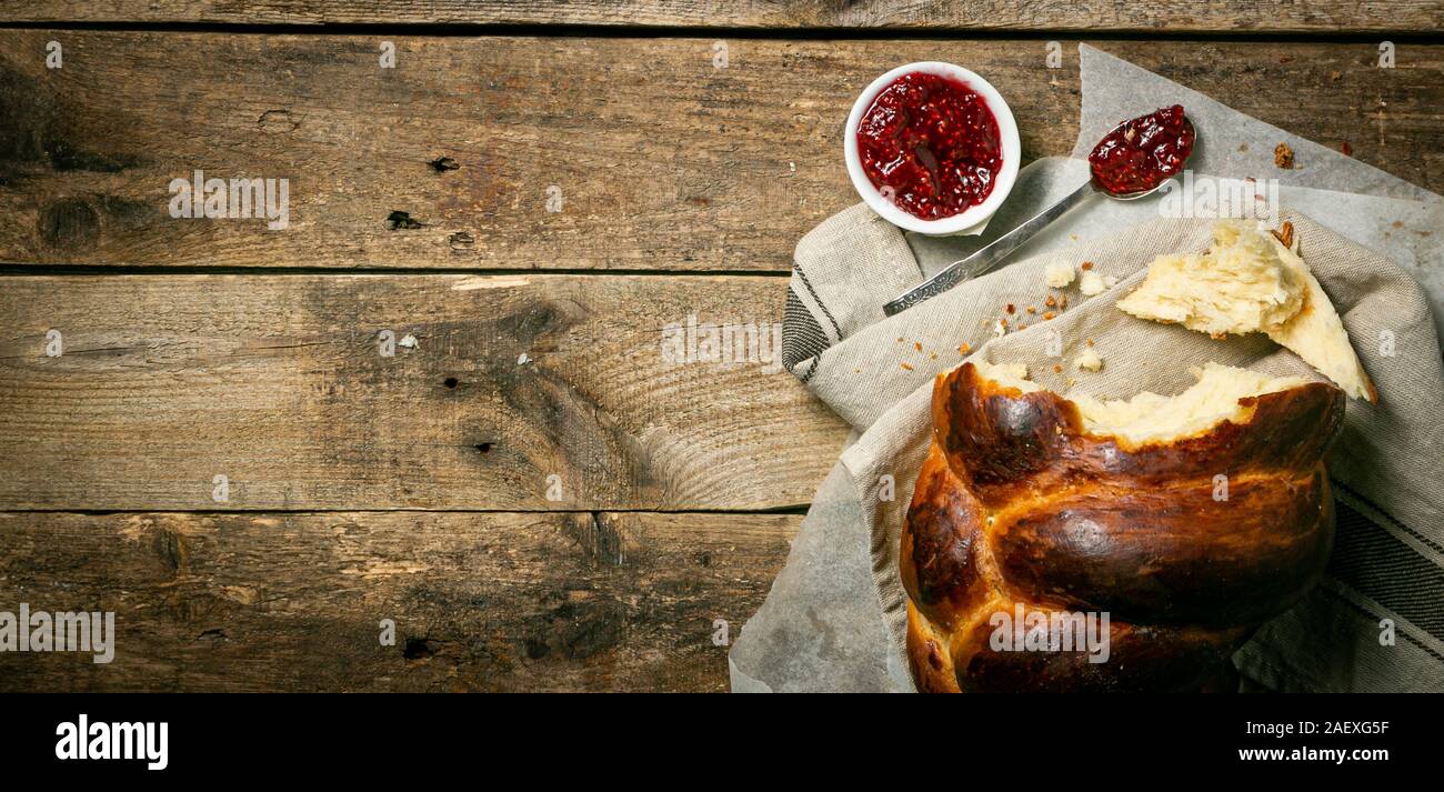 Pain challah juive traditionnelle sur fond de bois Banque D'Images