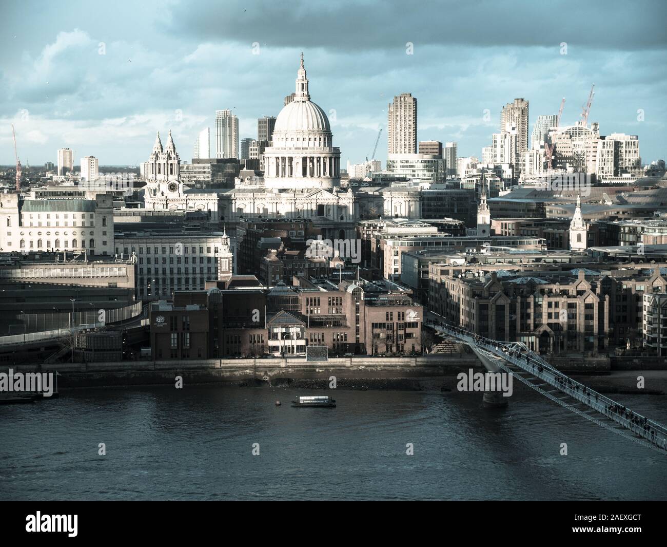 Le noir et blanc vue de la Cathédrale St Paul, ville de Londres, la Tamise, Rive Nord, et le Millennium Bridge, London, UK, FR. Banque D'Images