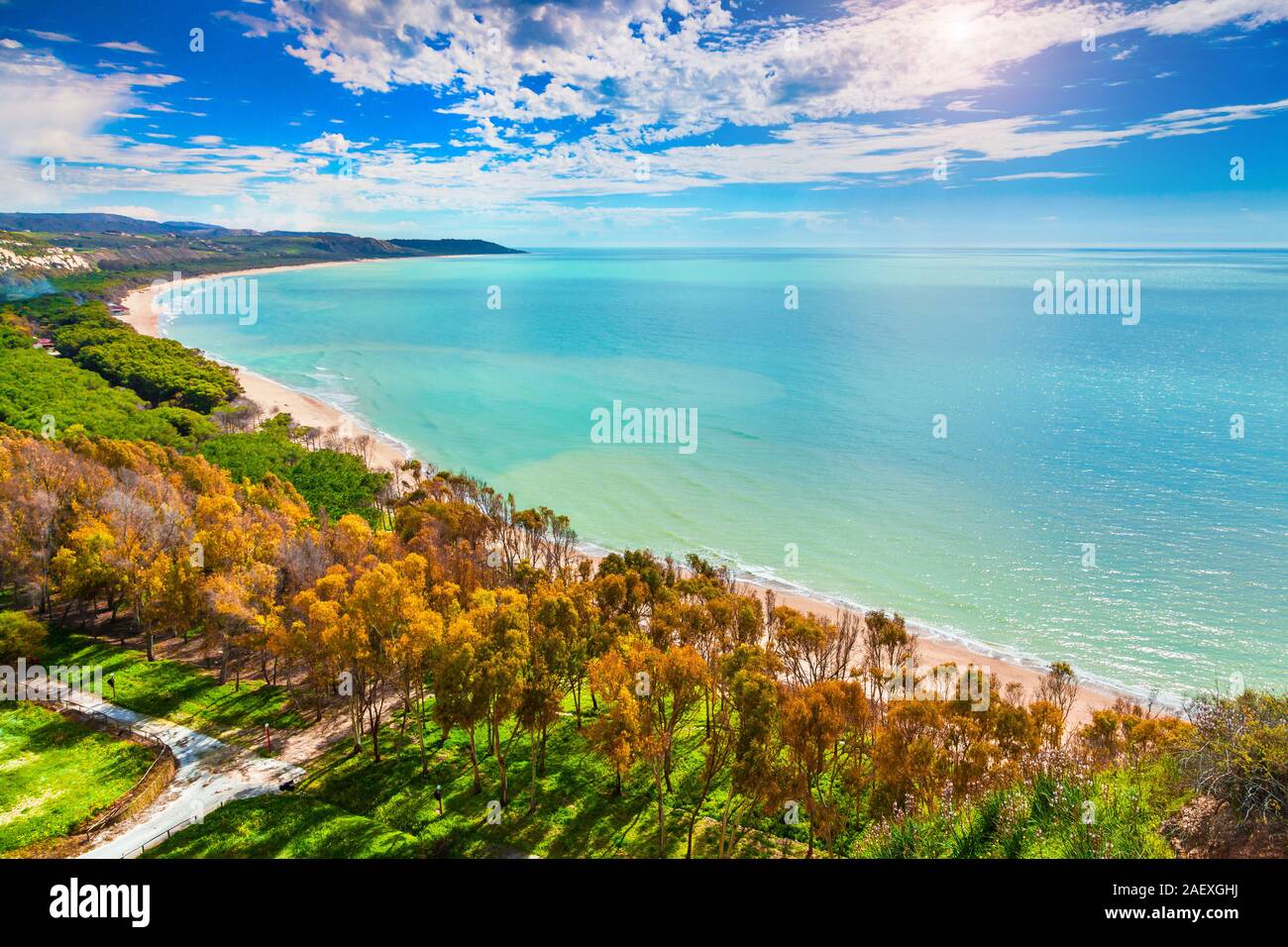 Matin de printemps coloré sur la côte sud de la Sicile, l'Italie, la mer Tyrrhénienne, l'Europe. Banque D'Images