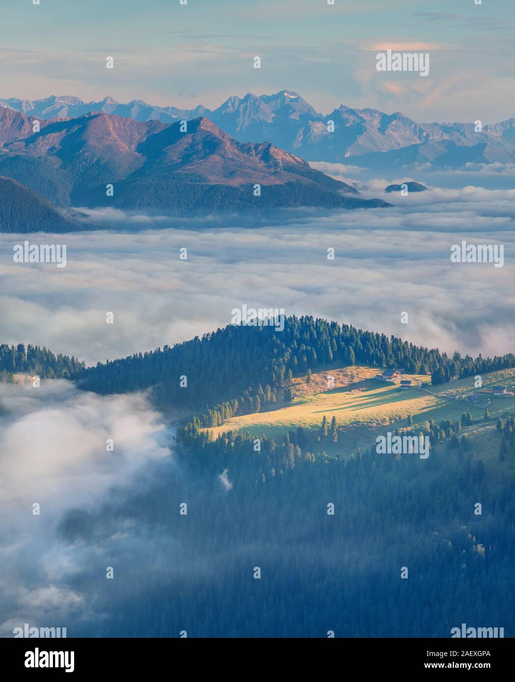 Foggy matin d'été dans la vallée de Val Gardena. Parc national Odle Geisler. , Dolomites Tyrol du Sud. Location Ortisei, S. Cristina et Selva Gardena. Je Banque D'Images