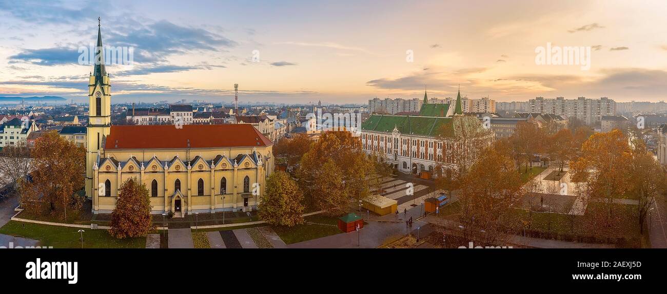 Fantastic photos de haute qualité sur centre de Ujpest avec l'hôtel de ville et de reine du ciel l'église. Banque D'Images