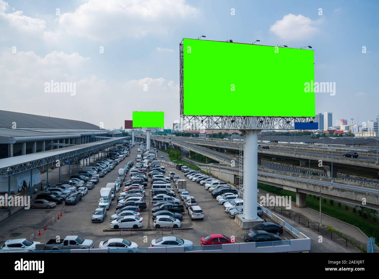 Panneau vert vierge pour publicité de plein air affiche ou blank billboard à midi heure de publicité Banque D'Images