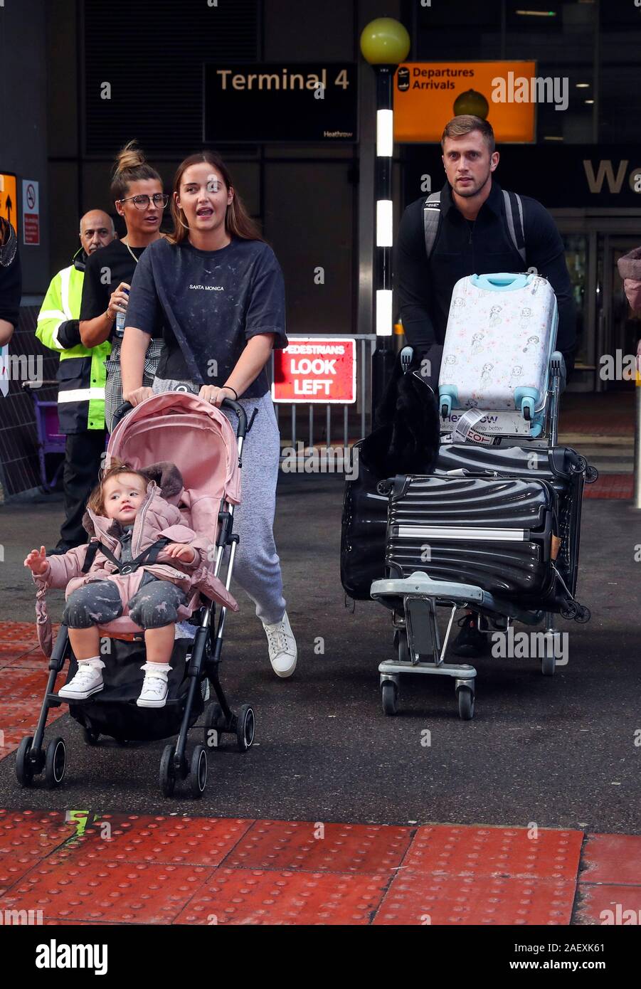 Jacqueline Jossa gagnant avec son mari Dan Osborne arrive retour à l'aéroport d'Heathrow après la série 2019 de Je suis une célébrité ... Sortez-moi de là ! Banque D'Images