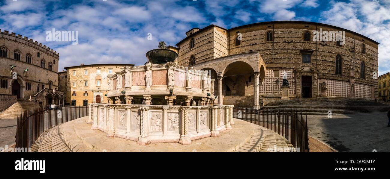 Vue panoramique de la Fontana Maggiore, une fontaine médiévale situé entre la cathédrale et le Palazzo dei Priori sur la Piazza IV Novembre Banque D'Images