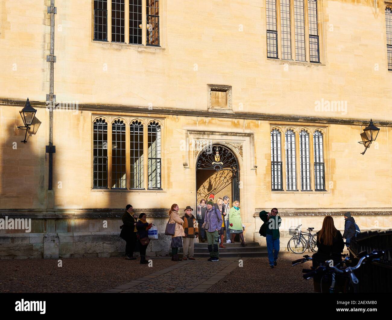 Les touristes à l'entrée de l'ancien Bodleian Library, Oxford University, en Angleterre, par une froide journée d'hiver ensoleillée. Banque D'Images