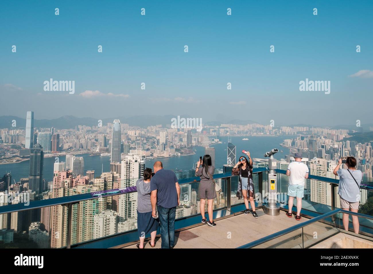 Hong Kong, Chine - Novembre 2019 : les personnes bénéficiant de la vue sur l'horizon de HongKong à partir de la crête. C'est le plus populaire attraction touristique de Hong Kong Banque D'Images