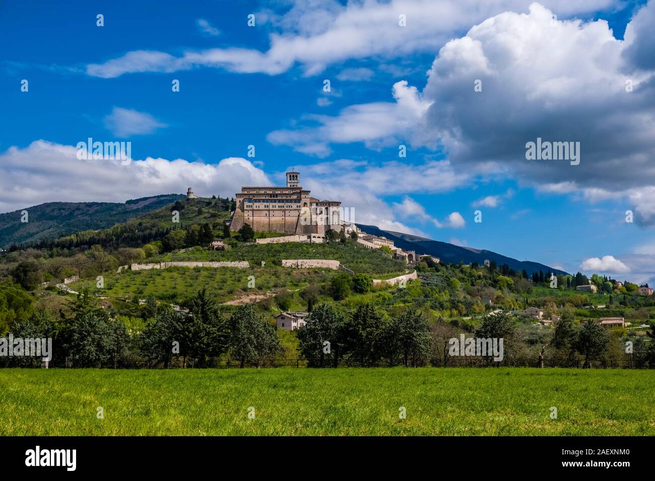 Basilique de Saint François d'Assise, situé sur un versant de montagne Banque D'Images