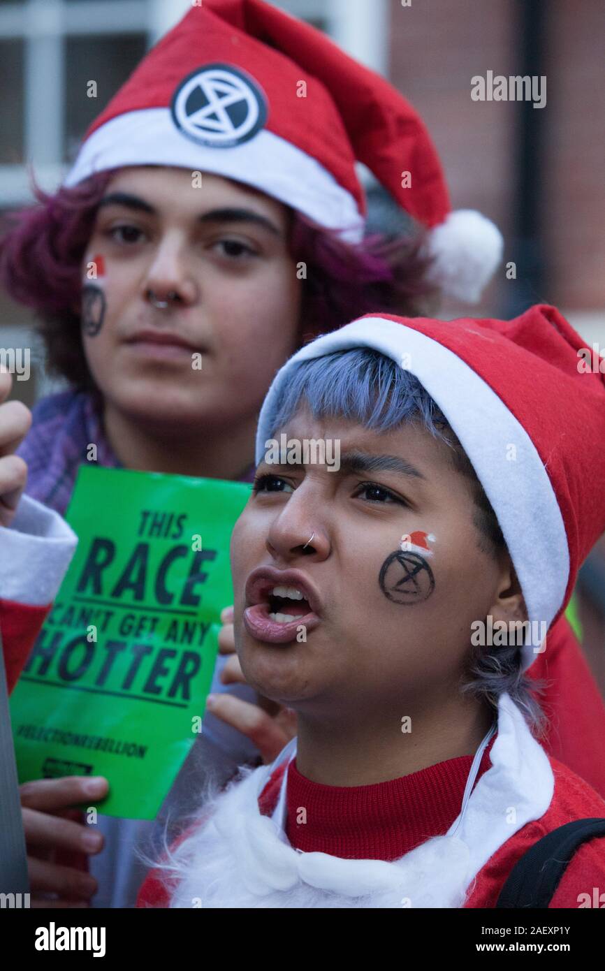 Londres, Royaume-Uni, 11 Décembre 2019 : Extinction de terminer leur rébellion 12 jours de manifestations de crise avec un groupe de pères Noël qui s'est rendu au siège de tous les partis politiques pour savoir s'ils ont été Gentil ou méchant sur les questions environnementales. Conservtive Partie AC obtenu au lieu de charbon présente car de leur manifeste politique sur l'environnement et faible car tant de candidats conservateurs avaient refusé de participer à la campagne électorale. Anna Watson/Alamy Live News Banque D'Images