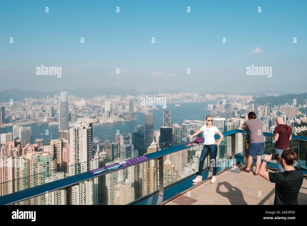 Hong Kong, Chine - Novembre 2019 : les personnes bénéficiant de la vue sur l'horizon de HongKong à partir de la crête. C'est le plus populaire attraction touristique de Hong Kong Banque D'Images