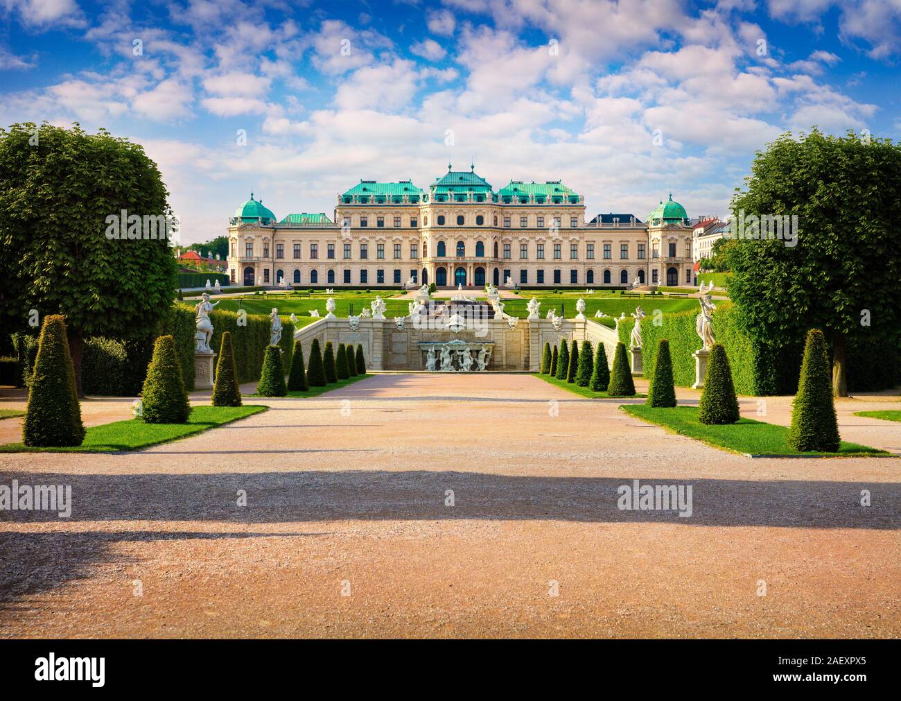 Matin de printemps coloré dans le célèbre parc du Belvédère, construit par Johann Lukas von Hildebrandt comme résidence d'été pour le prince Eugène de Savoie. Scène ensoleillée Banque D'Images