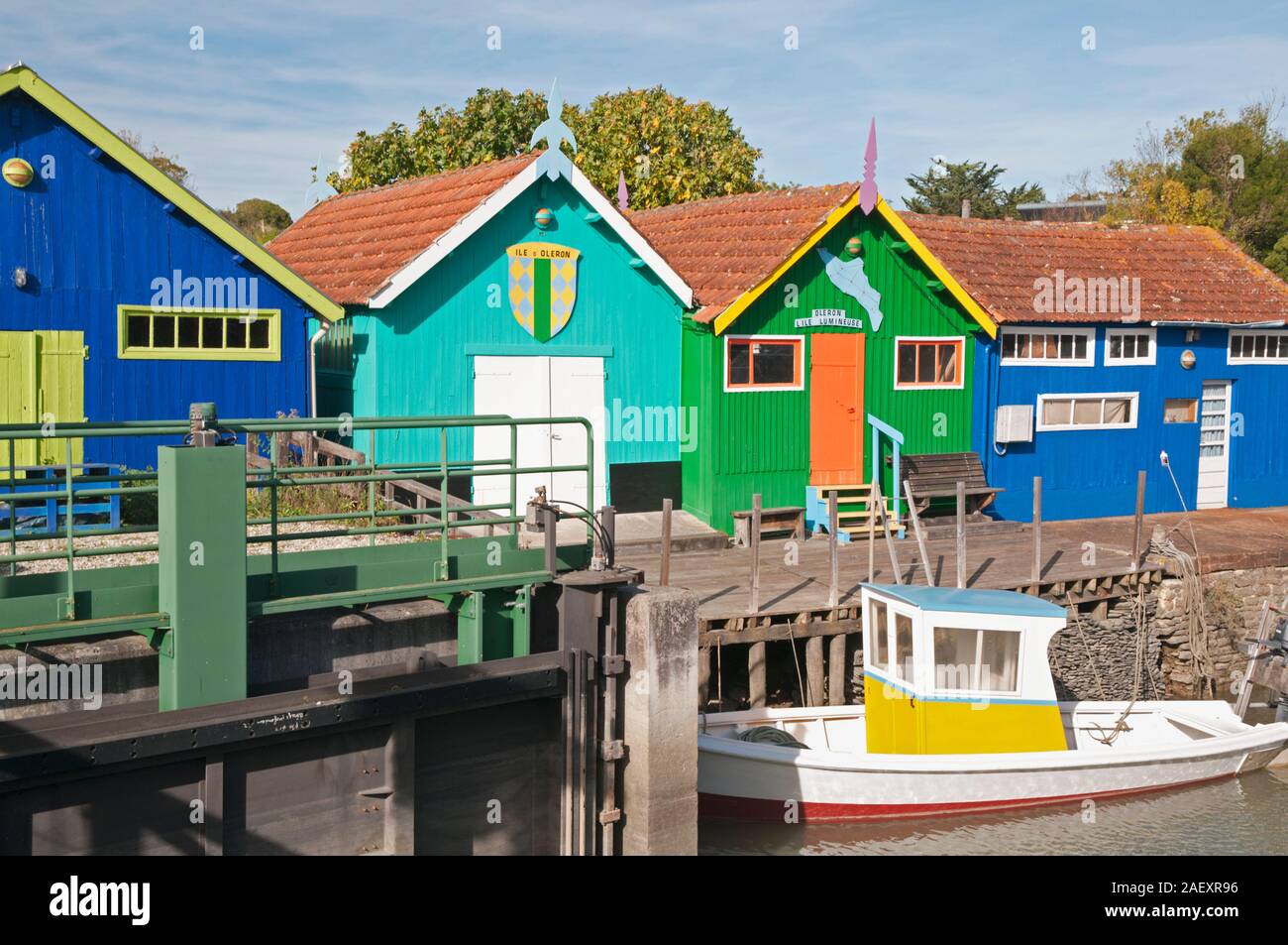 Cabanes de pêche colorés et voile, l'île d'Oléron, Charente-Maritime (17), région de l'Nouvelle-Aquitaine, France Banque D'Images