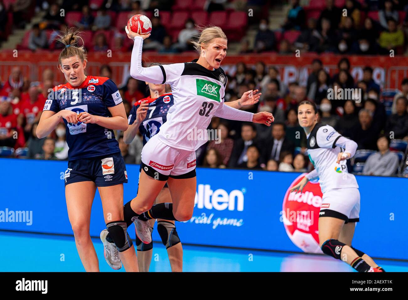 Kumamoto, Japon. Dec 11, 2019. Le Handball, les femmes : Coupe du Monde 2019, Tour principal, Groupe 1, 8ème journée, la Norvège - Allemagne : Emilie Hegh Arntzen (l) de l'Allemagne et Evgenija Minevskaja en action. À Kumamoto, l'équipe de DHB perdu leur dernière Coupe du monde tour principal match contre notice champions d'Europe La Norvège avec 29:32 (16:17) et le Groupe I a terminé en quatrième place avec 5:5 points. Crédit : Marco Wolf/wolf-sportfoto/dpa/Alamy Live News Banque D'Images