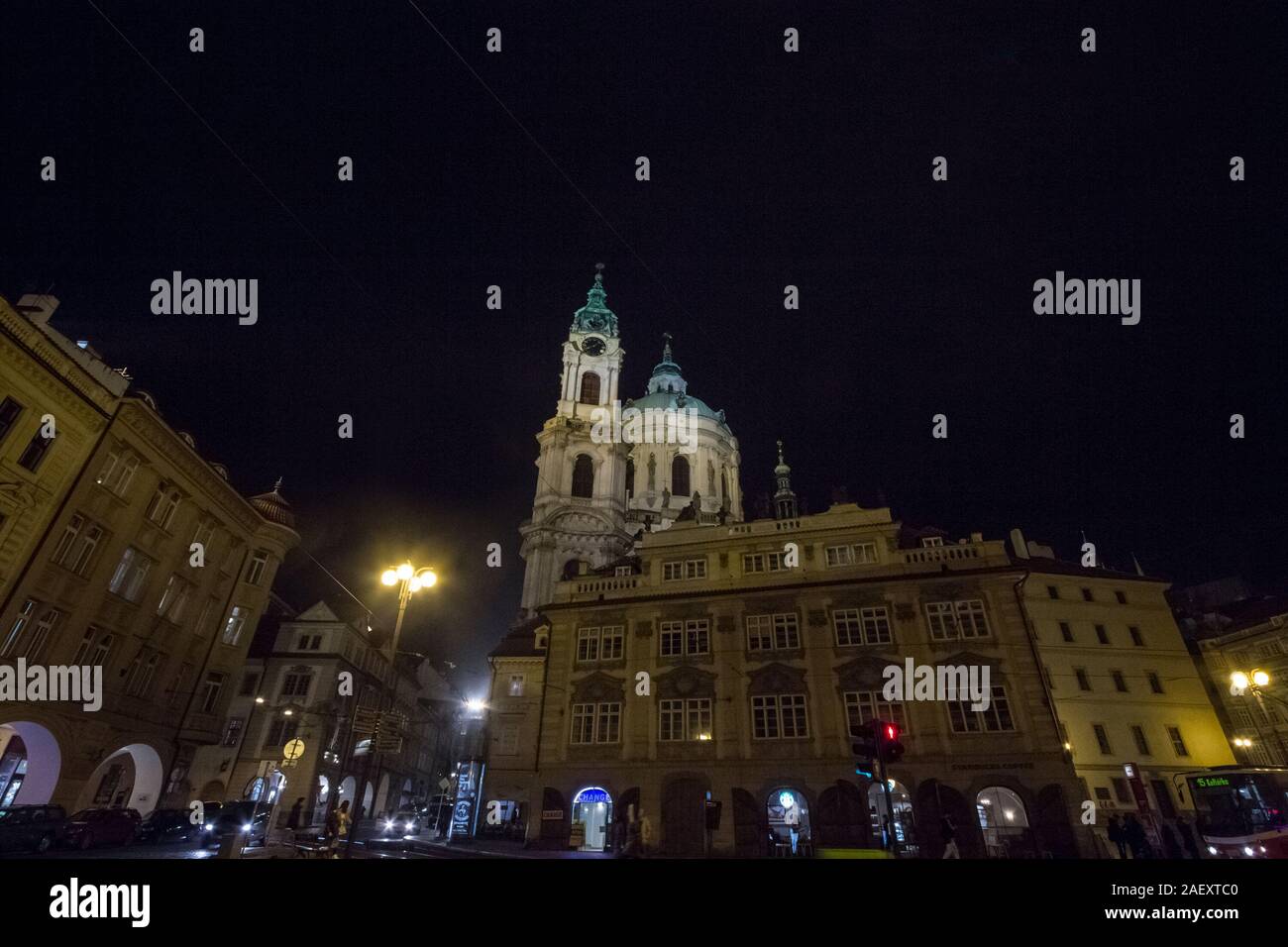 PRAGUE, RÉPUBLIQUE TCHÈQUE - 3 novembre, 2019 : Malostranaske Namesti square de nuit avec l'Koste Svety Mikulase (église Saint Nicolas) allumé. C'est le Banque D'Images