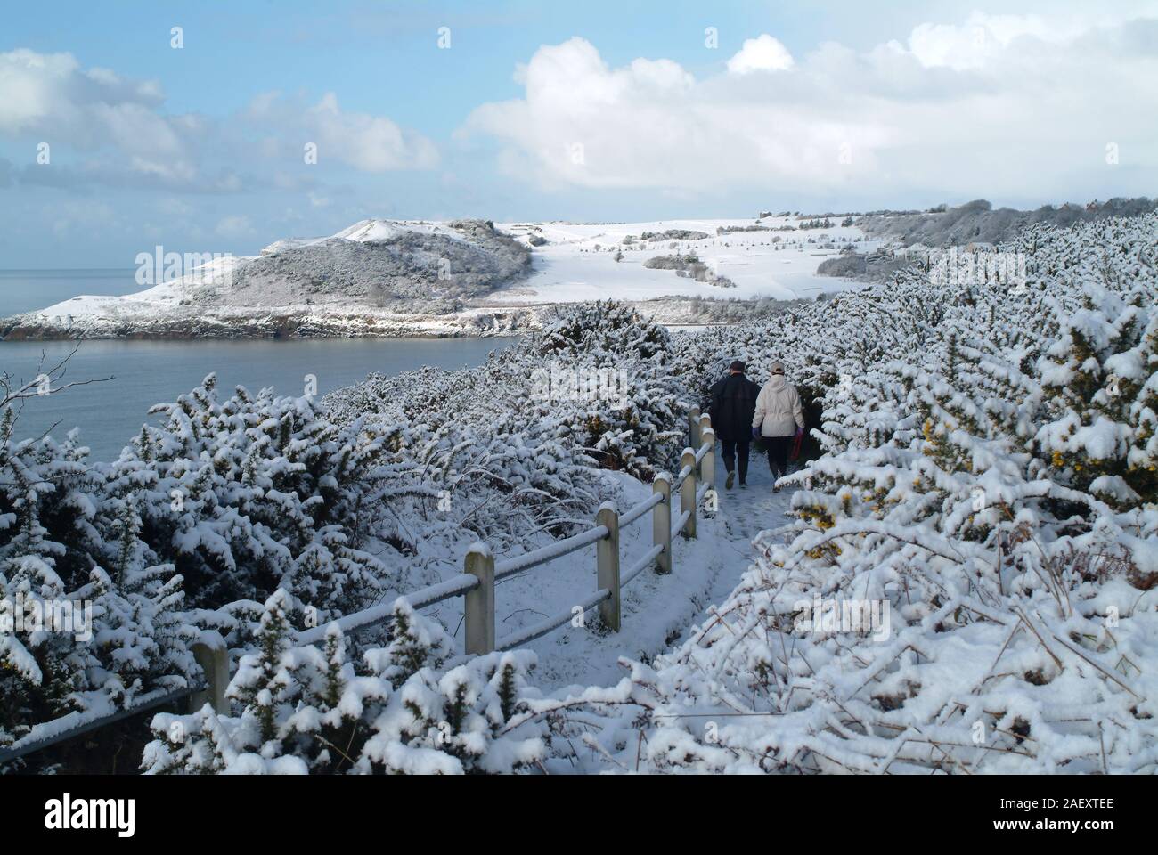 Scène de neige - Baie de Langland, Pays de Galles UK avec des promeneurs - a winter wonderland par la mer. Banque D'Images