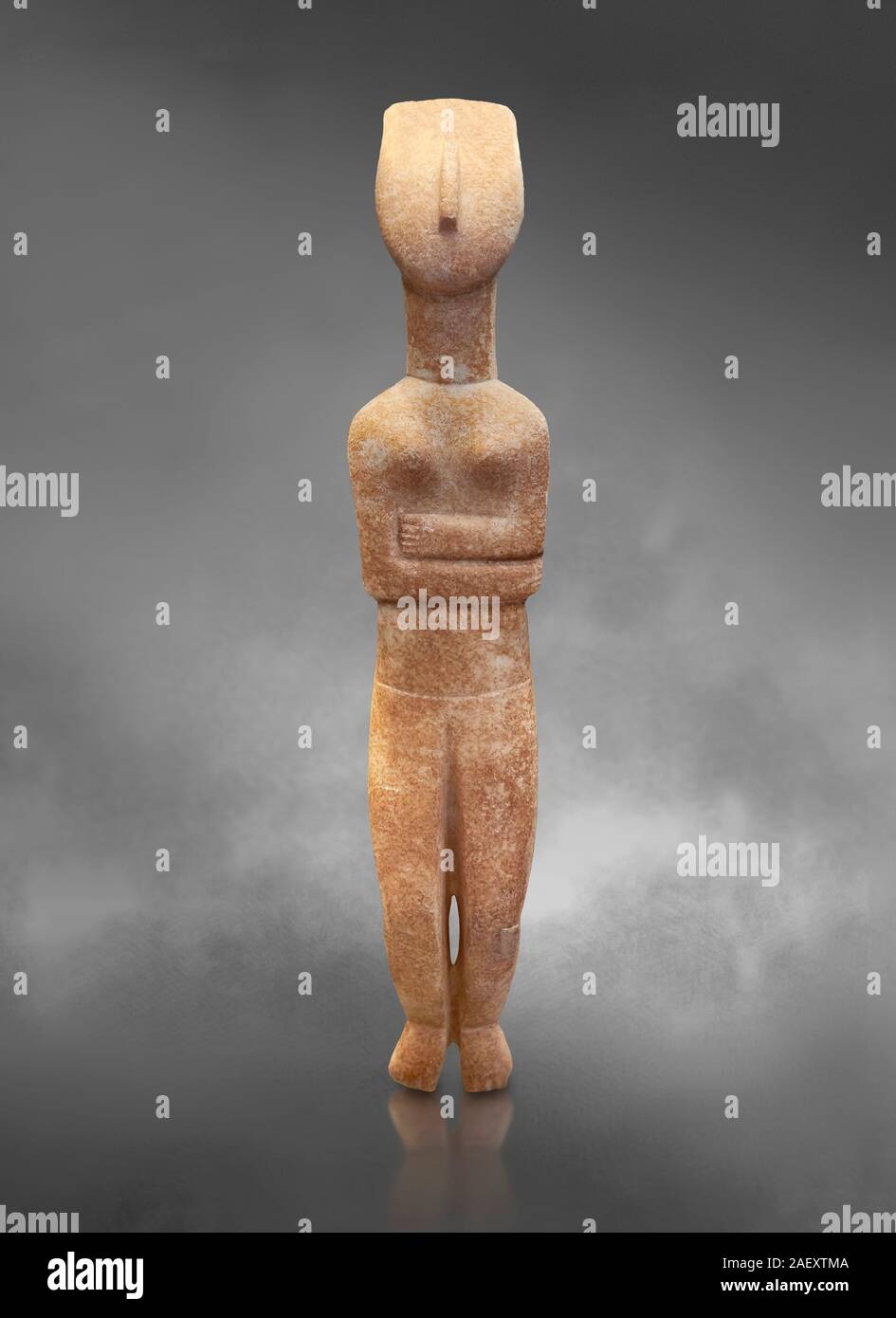 Figurine statue cycladique femelle avec bras croisés du Spedos Dokathismata et type. Au début de la période cycladique II (2800-3200) de Naxos. Archebactérie National Banque D'Images