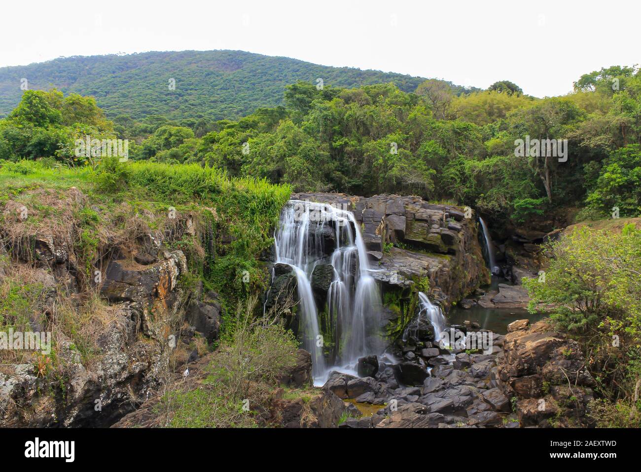 Peu et cascade bucolique au milieu de montagnes - Minas Gerais - Brésil Banque D'Images